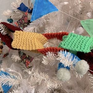 Knit Chain Link Christmas Tree Garland